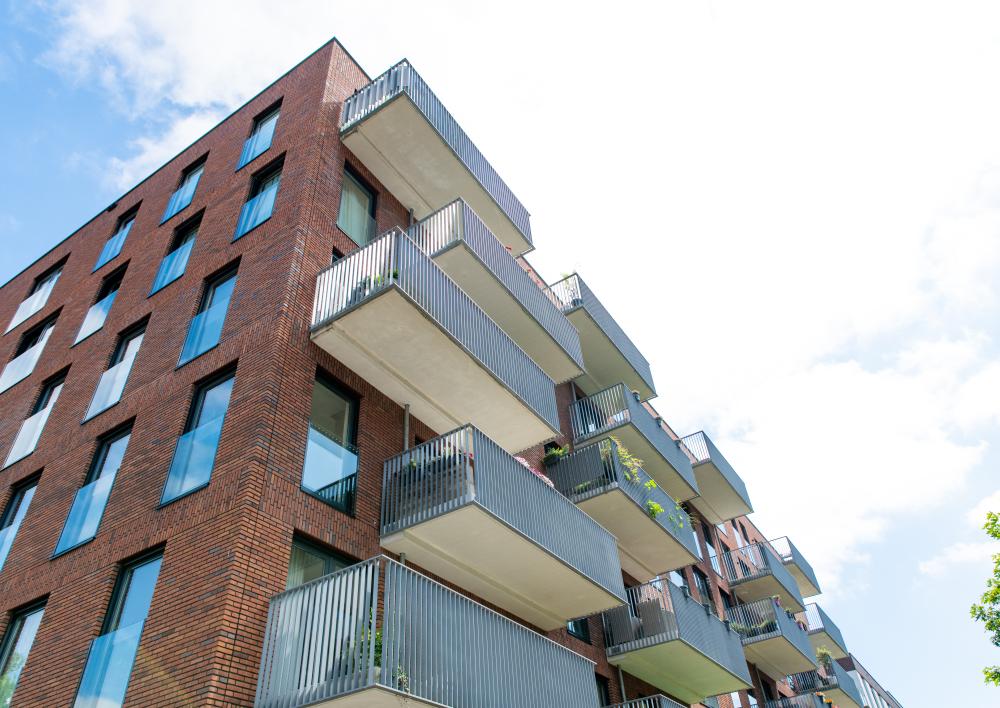 Een appartementencomplex met balkons 