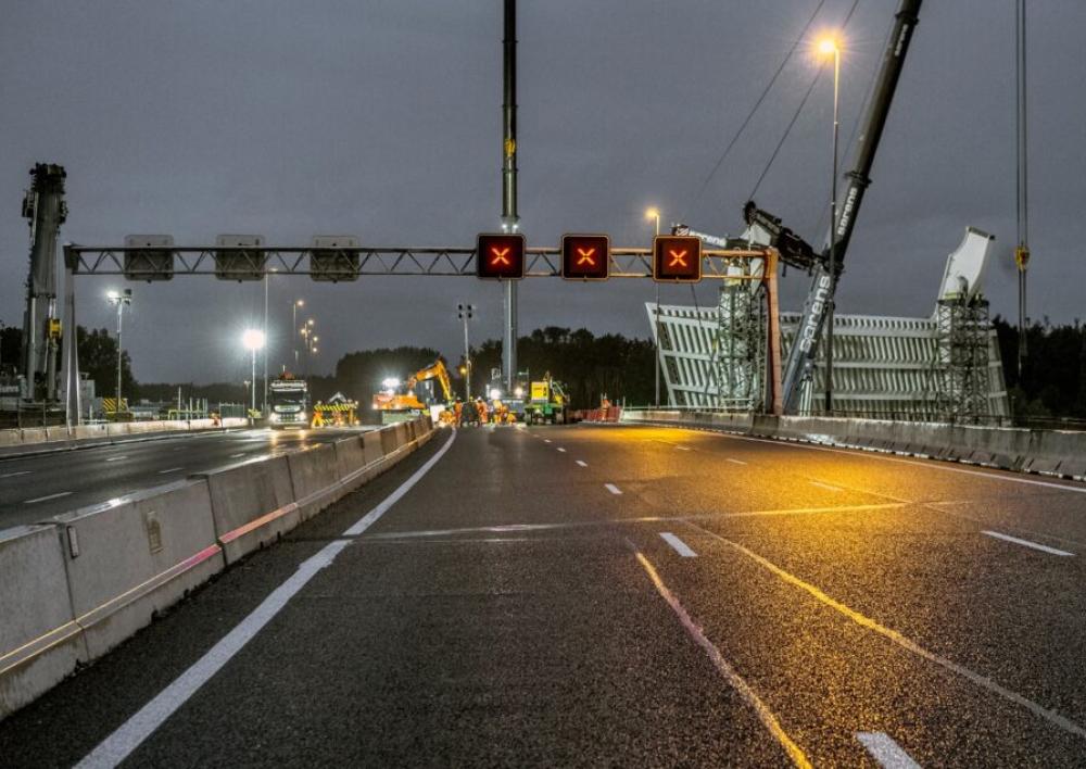 Snelweg met rode kruizen boven de weg
