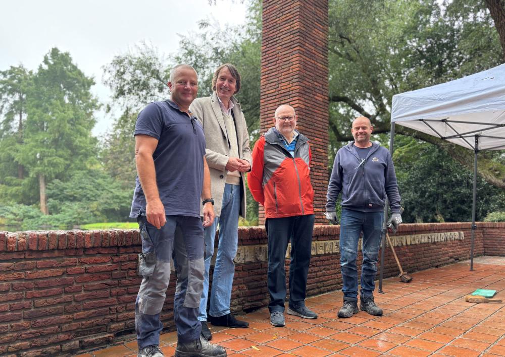 Wethouder Herbert Raat, inwoner en historisch verzamelaar Evert Zuiderent en restaurateurs van Meesters in Kunst bij de het monument van Arie Colijn in het Broersepark.