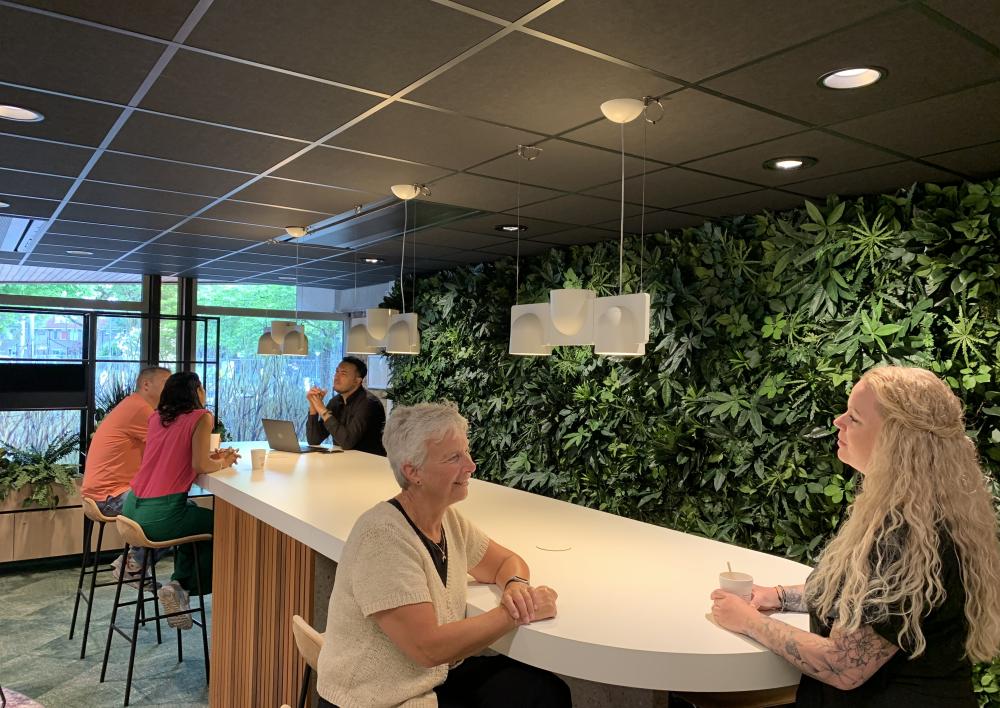 Mensen samen in gesprek in het werkcentrum