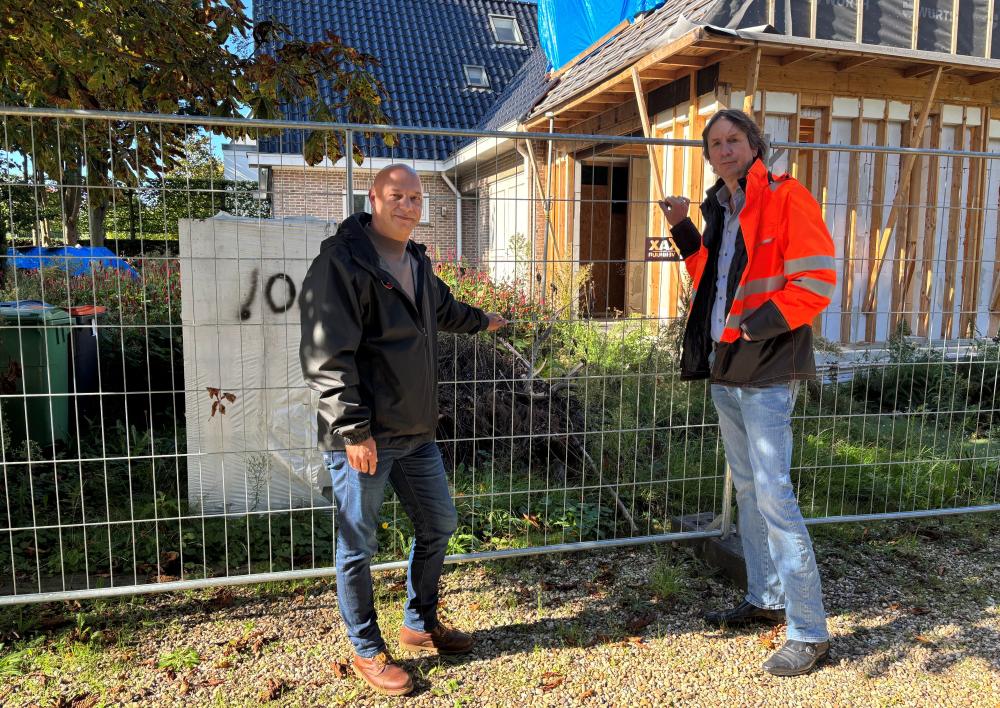 Veiligheidsmakelaar Bert Pel en wethouder Herbert Raat bij de met hekken afgezette woning aan de J.C. van Hattumweg.