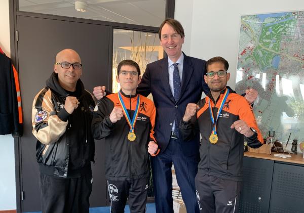 Taekwando kampioenen krijgen gouden medailles uitgereikt.