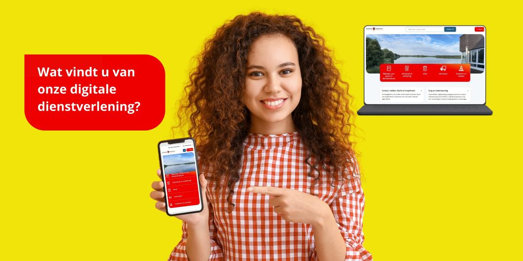Dame wijst naar mobiel met website van de gemeente Amstelveen.