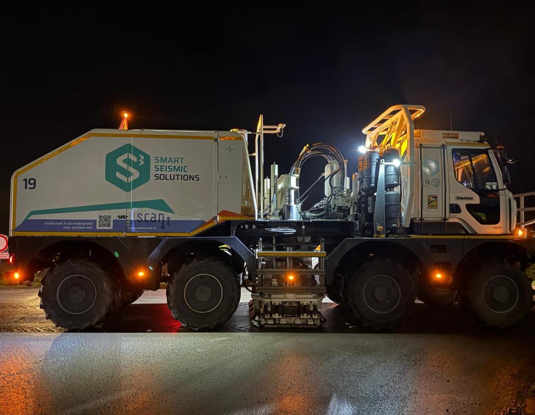 Vibroseis-voertuig in actie in het donker