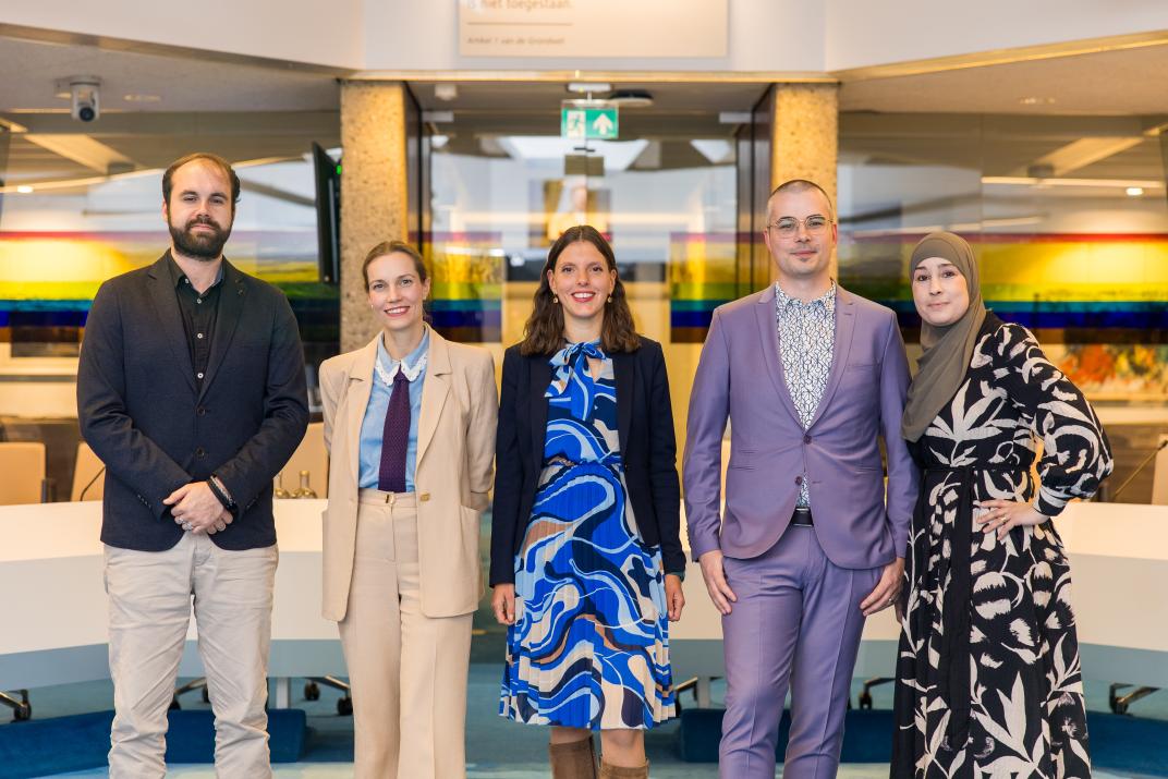 Groepsfoto van de leden van de Amstelveense griffie in de raadzaal