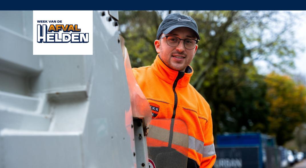 Collega achter de afvalwagen met logo Week van de Afvalhelden