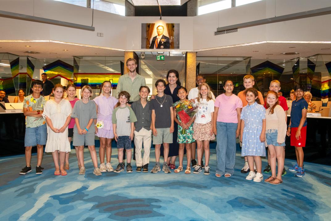 Foto van de kinderraad met de nieuwe kinderburgemeester Emy voor het schooljaar 2026 - 2027