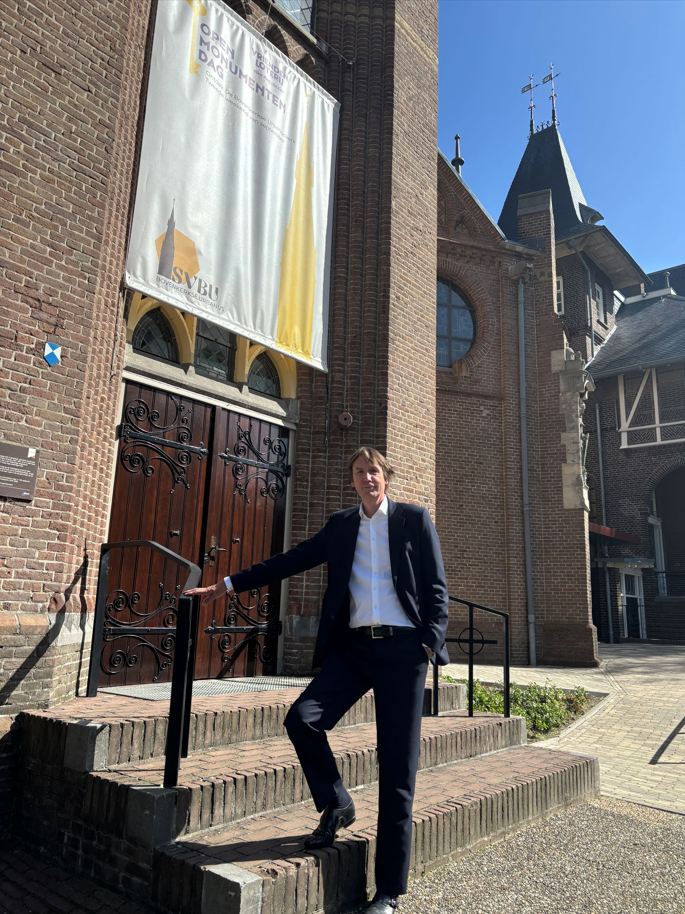 Wethouder Herbert Raat bij de Urbanuskerk in Bovenkerk