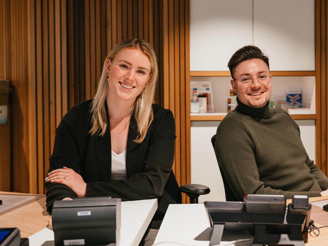 Twee medewerkers aan de balie van het Sociaal loket 