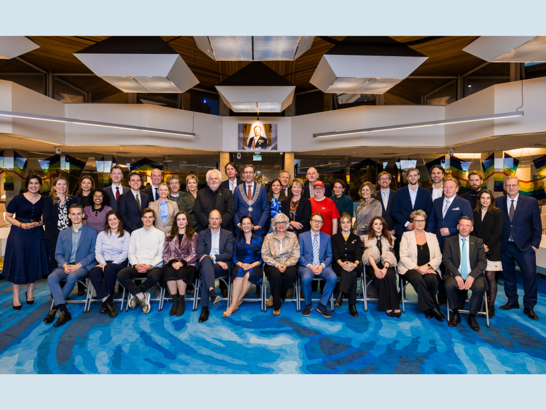 Groepsfoto raad en wethouders in raadzaal